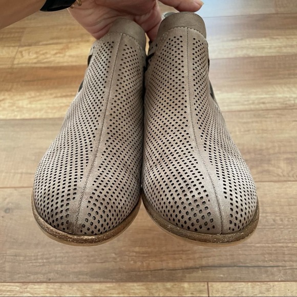 Vince Camuto Taupe Perforated Ankle Booties Women's 8.5 US - Picture 7 of 8